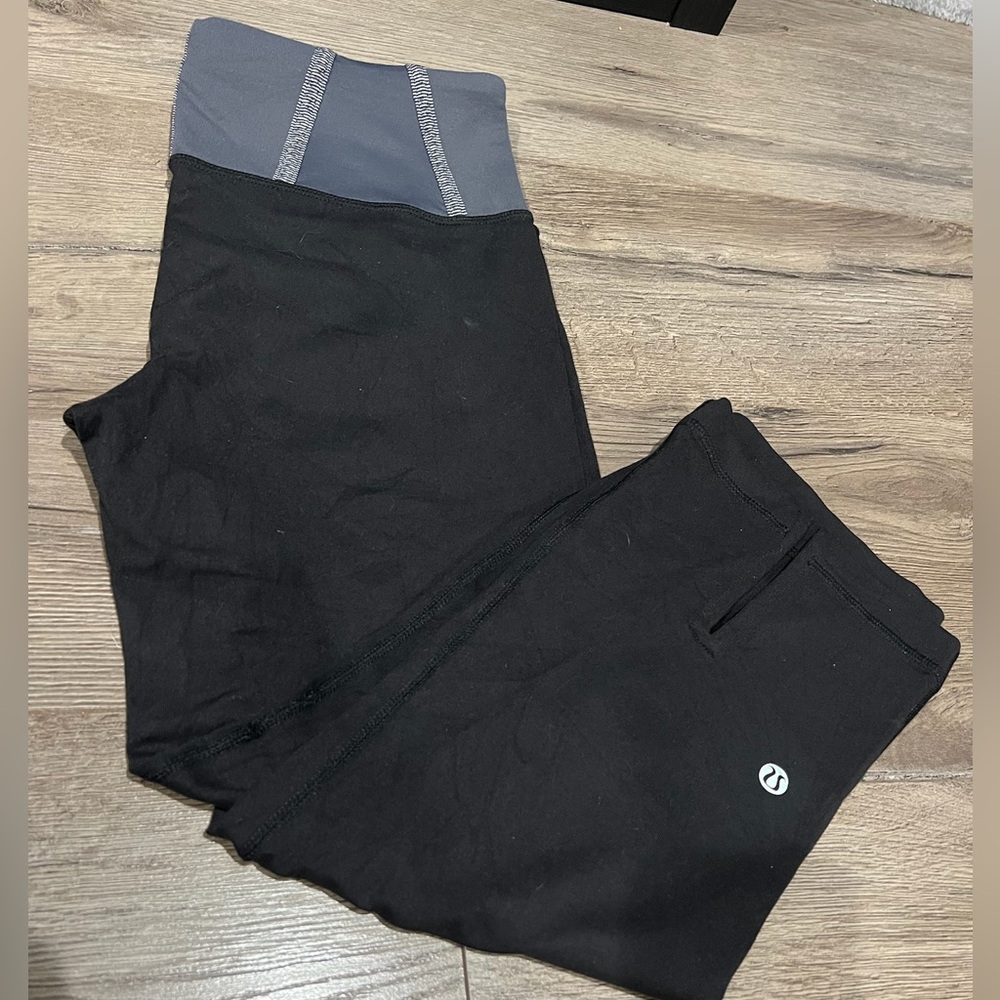 Lululemon women’s cropped capris. Black and Gray. Size 6.